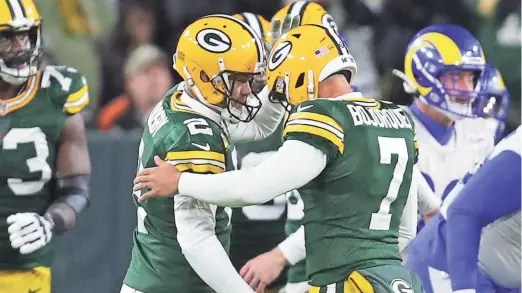  ?? MIKE DE SISTI / MILWAUKEE JOURNAL SENTINEL ?? Green Bay Packers kicker Mason Crosby is congratula­ted by holder Corey Bojorquez after Crosby’s 29-yard field goal against the Los Angeles Rams during the second half Sunday at Lambeau Field.