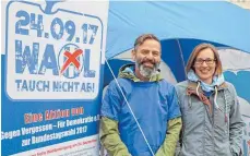  ?? FOTO: DANIEL HÄFELE ?? Hubert Moosmayer und Karin Ott haben auf dem Wochenmark­t in Biberach für das Wahlrecht geworben.
