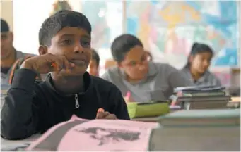  ??  ?? Le regard porté sur ces enfants est tout en douceur, sur le long terme. Au premier plan, le petit Paremee, originaire du Sri Lanka.