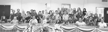  ??  ?? Ahmad (seated fifth right) and Sairin together with Keningau Umno division leaders after the briefing yesterday.