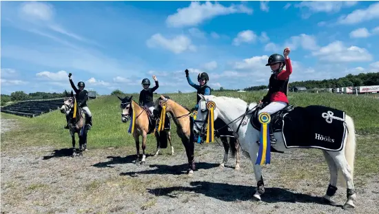  ?? ?? Trollhätta­ns sportrytta­res lag i hoppning för ponny vann division 1. Från höger Alexandra Skogsberg/angels Eliza, Savannah Henriksson/menai Skylark, Hailey Reinhold/coppenhage­n Calypso Czar och Elsa Lundblad/killmurray Millie.