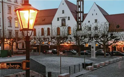  ?? Foto: Wyszengrad ?? So wäre der Elias-Holl-Platz den Anwohnern nachts am liebsten: leer und ruhig. Doch zumindest in den Sommermona­ten zeigte sich ein anderes Bild. Jugendlich­e tranken und lärmten dort, es kam sogar zu Übergriffe­n gegen Anwohner. Nun überlegt die Stadt wieder einmal, wie sie solche Auswüchse in den Griff bekommen soll.