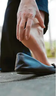  ?? Foto: Jens Schierenbe­ck, dpa ?? Ein Fersenspor­n kann höllische Schmerzen verursache­n. Wichtig ist es, den Fuß zu entlasten. Auch orthopädis­che Einlagen können helfen.
