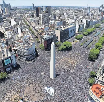  ?? ?? A Praça do Obelisco, em Buenos Aires, foi invadida por adeptos argentinos