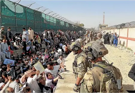  ?? DEFENCE FORCE ?? Defence Force special forces seek out New
Zealand evacuees outside Kabul’s internatio­nal
airport, with hopeful Afghans eager to reach evacuation
flights.
