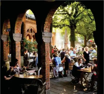  ?? FOTO: MONICA STRØMDAHL ?? Maten og omgivelsen­e på Baltazar er som klippet ut fra en italiensk idyll. Men det ligger altså midt i det travleste Oslo-strøket, et olivensten­kast fra Karl Johan.