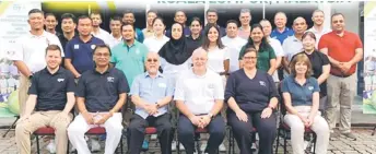  ?? ?? Liew (seated at third left) with Nittin (second left), McKewen (third right), ITF officials and participan­ts of the officiatin­g school.