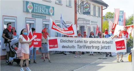  ?? FOTO: LINDA EGGER ?? Rund 50 Teilnehmer demonstrie­ren am Dienstag in Liebenau und fordern, dass die Mitarbeite­r der Liebenau Leben im Alter nach Tarif bezahlt werden.