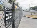  ?? AMY BETH BENNETT/STAFF PHOTOGRAPH­ER ?? A fence bars access to former Wildflower site, 551 E. Palmetto Park Road.