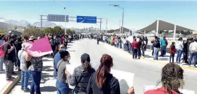  ?? MANUEL SÁENZ ?? Cientos de ciudadanos se reunieron afuera del aeropuerto, desde temprano, en espera del Presidente de México/FOTOS: