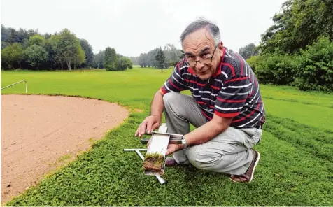  ?? Foto: Marcus Merk ?? Georg Armbruster zieht auf dem Golfplatz in Stadtberge­n Leitershof­en eine Bodenprobe. Der Platz soll im nächsten Jahr erneuert werden.