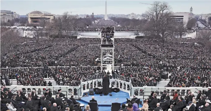  ?? / AP ?? Fervor popular. Obama habla en las escalinata­s del Capitolio, ante unas 800.000 personas. “Lo que une a estas personas no es el color de nuestra piel o los preceptos de la religión”, dijo.