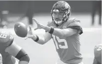  ?? PHELAN M. EBENHACK/AP ?? Jaguars quarterbac­k Gardner Minshew II and his former Pac-12 rival Justin Herbert are each trying to snap a losing streak.