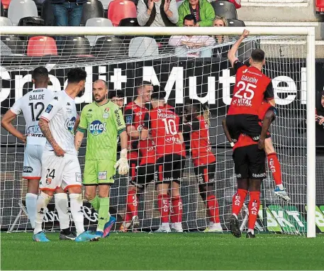  ?? | PHOTO : MATHIEU PATTIER / OUEST FRANCE ?? La joie des Guingampai­s, la détresse des Lavallois…
aimé la mentalité de mon équipe, celle de ceux qui ont démarré et de ceux qui sont rentrés », pouvait savourer Dumont, juste contrarié par la blessure de Roux (coude).