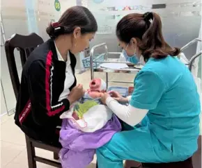  ?? VNA/VNS Photo Thuỳ Dung ?? Health workers administer whooping cough vaccines to newborns at Ninh Bình Province's Obstetrics and Paediatric­s Hospital.