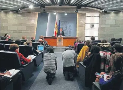  ?? EMILIA GUTIÉRREZ ?? Méndez de Vigo a la sala de premsa del complex de la Moncloa durant la roda de premsa