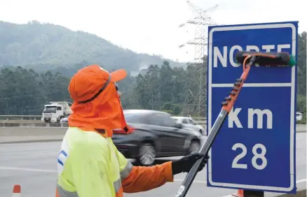  ?? Clóvis Ferreira - Digna Imagem/ Divulgação CCR ?? A limpeza regular das placas é um dos procedimen­tos que aprimoram a experiênci­a dos viajantes