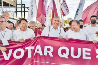  ?? CORTESÍA: FB @MARIODELGA­DOCARRILLO ?? Mario Delgado,
Adán Augusto López y Alfonso Durazo se reunieron en Sonora