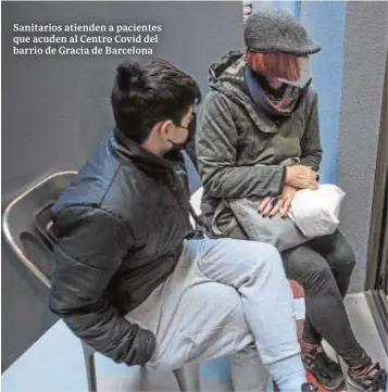  ??  ?? Sanitarios atienden a pacientes que acuden al Centro Covid del barrio de Gracia de Barcelona