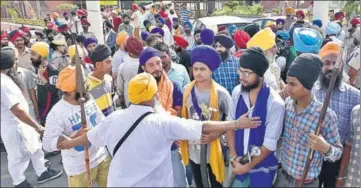  ?? GURPREET SINGH/HT ?? Sikh groups gathered to foil the Hindu activists’ bid to burn slain militant preacher Jarnail Singh Bhindranwa­le’s effigy at Bhandari Bridge in Amritsar on Wednesday.