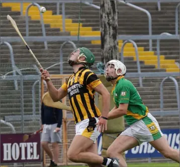  ??  ?? Eoghan Nolan (Shelmalier­s) and Ciarán Murphy (Buffers Alley) have eyes only for the ball.