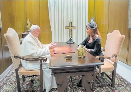  ?? VÍCTOR SOKOLOWICZ ?? Aula Paulo VI. El papa Francisco recibe por última vez a Cristina Kirchner en junio de 2015.