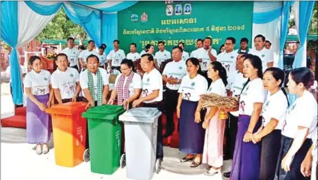  ?? SOTH KOEMSOEUN ?? Officials from the Ministry of Environmen­t pose at a commemorat­ion of World Environmen­t Day in Phnom Penh on Tuesday.