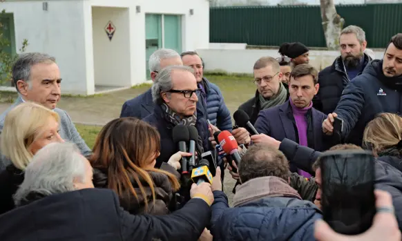  ??  ?? Andrea Della Valle circondato dai giornalist­i fuori dal centro sportivo della Fiorentina a Campo di Marte