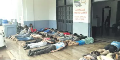  ??  ?? Los 35 detenidos fueron derivados a la base naval del Este, donde fueron revisados por médicos forenses.