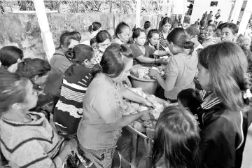  ??  ?? Villagers prepare food at an evacuation centre in Karangasem. — AFP photo