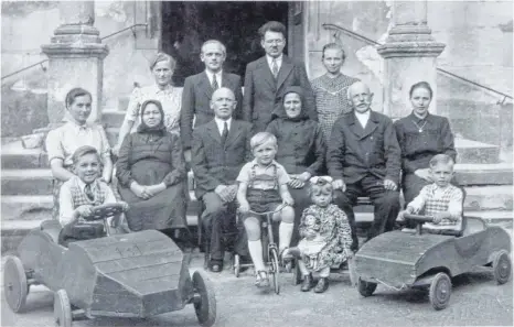  ?? FOTO: ARCHIV ?? Johann (Jahrgang 1940) und Paul Mezödi (Jahrgang 1942) aus Ellwangen mit ihren Seifenkist­en, mit denen sie 1949 von der Schlossste­ige zur Schönenber­gstraße rasten.