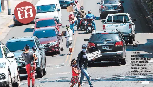  ?? FOTO: JHONY MAGALLANES ?? triste realidad
Las personas que se han quedado sin trabajo se tapan el rostro, exhiben un rótulo y salen a pedir.