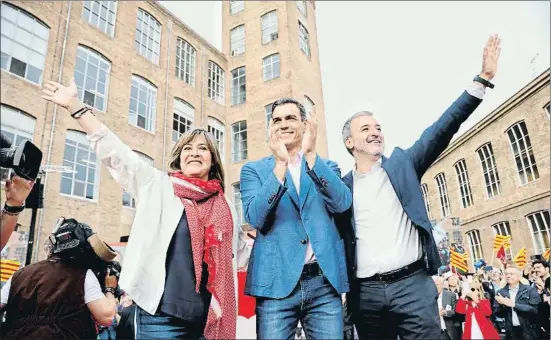  ?? ÀLEX GARCIA ?? Pedro Sánchez aplaude a los asistentes al mitin de la Fabra i Coats escoltado por la alcaldesa de l’Hospitalet, Núria Marín, y Jaume Collboni