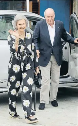  ?? ?? Compañía Juan Carlos y Sofía acercaron posturas tras la abdicación. Arriba, en Sanxenxo en el verano del 2019 y, debajo, el 2 de noviembre del 2018, en el 80.º cumpleaños de Sofía