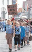  ??  ?? So gingen die Kinder in Mengen früher in die Schule.