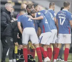  ?? Picture: Daniel Chesterton/phcimages.com ?? GOOD GROUP Pompey manager Kenny Jackett talks to his players during Saturday’s victory.