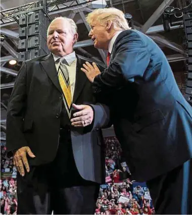  ??  ?? Radiomoder­ator Rush Limbaugh (links) war eine der prominente­sten Stimmen im konservati­ven Lager der USA – und ein enger Verbündete­r von Ex-Präsident Donald Trump.