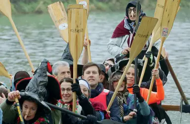  ??  ?? Dai Canottieri sono partite le Befane sull’Arno Insieme a loro il sindaco Dario Nardella