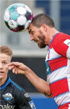  ?? FOTO: STEFAN PUCHNER / DPA ?? Norman Theuerkauf (rechts) im Spiel seiner Heidenheim­er gegen Bundesliga-Absteiger Paderborn (0:0).