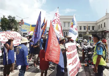  ?? / ALAN TANGCAWAN ?? ■ KOMPRONTAS­YON: Ang mainitong komprontas­yon sa nanag-rally gawas sa Mandaue City Hall ug mga awtoridad nga nagbabag kanila nga dili makasulod sa edipisyo kagahapon.