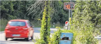  ?? FOTO: CORINNA WOLBER ?? Der Fahrer dieses roten Kleinwagen­s dürfte sogar noch etwas schneller fahren – 50 Kilometer pro Stunde sind an dieser Stelle am Ortsrand von Sigmaringe­ndorf erlaubt.