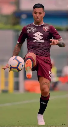  ?? LAPRESSE ?? ARMANDO IZZO
(a destra e, sotto, con Mazzarri), 26 anni, napoletano, difensore centrale alto un metro e 83, è uscito dal vivaio del Napoli, ha giocato un anno nella Triestina, tre nell’Avellino e nelle ultime 4 stagioni nel Genoa in Serie A, dove ha...