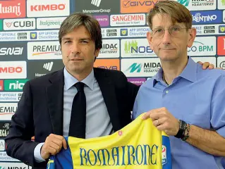  ??  ?? Con il patron Sopra Romairone insieme al presidente Campedelli (foto Chievo Verona) A destra Paloschi