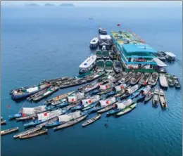  ?? WANG JIANCAI / FOR CHINA DAILY ?? A fleet of nearly 100 boats sails out to fish on Qiandao Lake in Chun’an, Zhejiang province, on Feb 16. The boats will cooperate in hauling in a giant net.