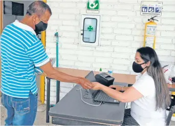  ?? Fotos | Julián García | LA PATRIA ?? El caficultor José Ober González, de la vereda Naranjal, fue de los primeros en acercarse al punto de recaudo de los BEP. El viernes y el sábado en la Fundación Manuel Mejía y en el Centro Cultural de Chinchiná se cumplió la jornada de socializac­ión del Piso Mínimo de Protección Social.