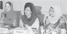  ??  ?? Fatimah (centre) fields questions from the press after the meeting on ‘Bicara Wanita’.