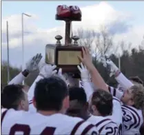  ?? STAN HUDY SHUDY@DIGITALFIR­STMEDIA.COM @STANHUDY ON TWITTER ?? The Union College fotball team holds up the coveted ‘Dutchman Shoes’ trophy after Saturday’s 34-10 win against rival RPI.
