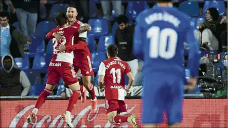  ?? FOTO: EFE ?? Santi Mina y el brasileño Galhardo celebran en tercer gol del Celta ante el Getafe en el Coliseum Alfonso Pérez