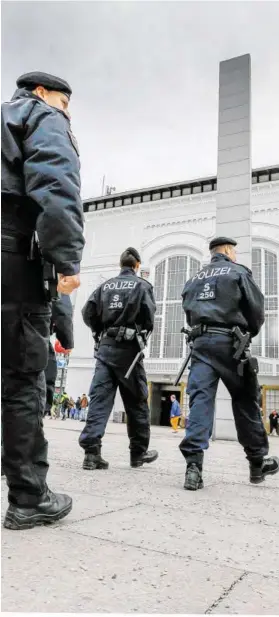  ?? BILD: SN/ROBERT RATZER ?? Die Polizei kontrollie­rt am Bahnhofsvo­rplatz und im Lechner-Park künftig noch stärker.
