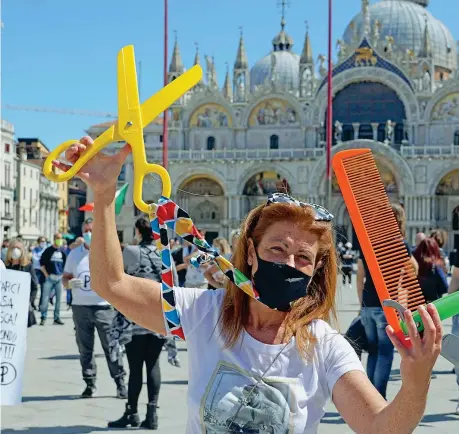  ??  ?? Venezia
Una parrucchie­ra al flash mob contro i vincoli governativ­i su saloni e centri estetici, la cui riapertura, per ora, è fissata al primo giugno (Ansa)